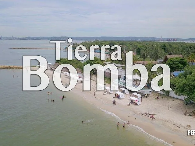 Luftaufnahme des Strandes der Insel Tierra Bomba mit Texteinblendung.